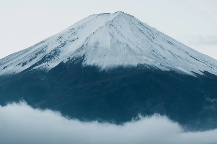雲の上に雪をいただく富士山