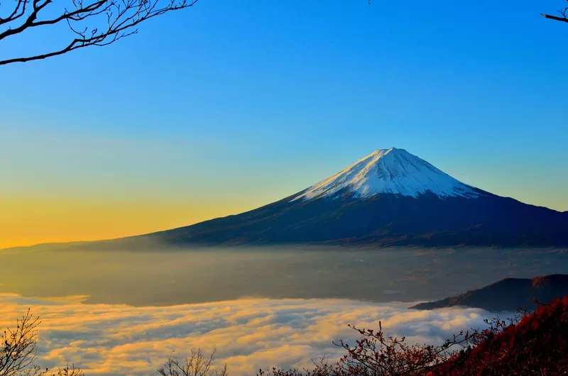 雲海から昇る初日の出と富士山